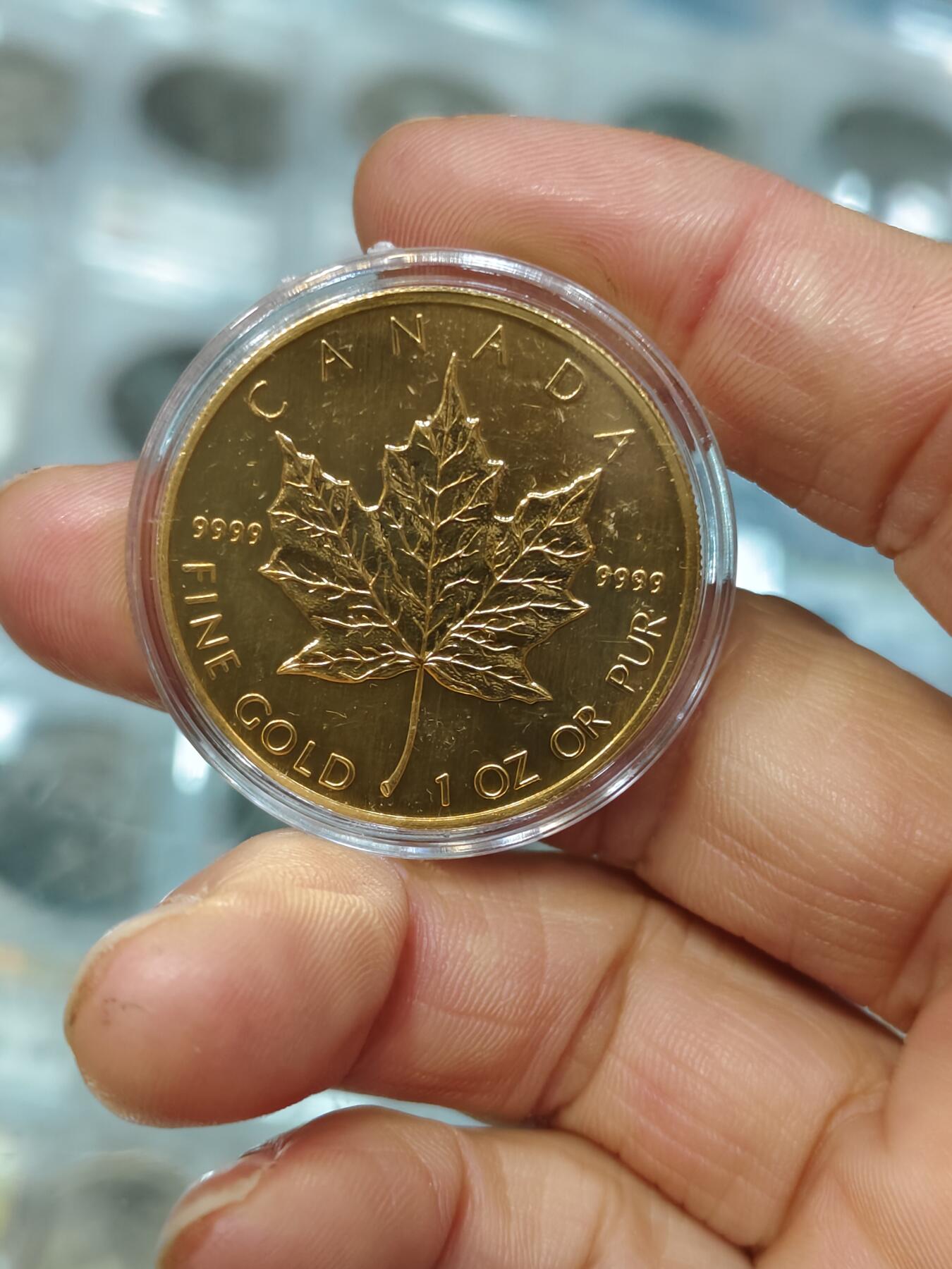 1990年枫叶金币一盎司卖19750元。