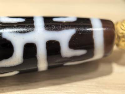 尼泊尔无界莲师法器天珠
​品相如图 线条流畅清晰 料子糯感十足 图腾特殊 满风化钙化 风化包浆完美 油性十足 可见天然取药坑
配饰为纯金
​收藏级
尺寸:5.4*1.1cm
​