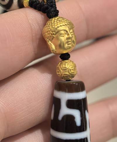 尼泊尔无界莲师法器天珠
​品相如图 线条流畅清晰 料子糯感十足 图腾特殊 满风化钙化 风化包浆完美 油性十足 可见天然取药坑
配饰为纯金
​收藏级
尺寸:5.4*1.1cm
​