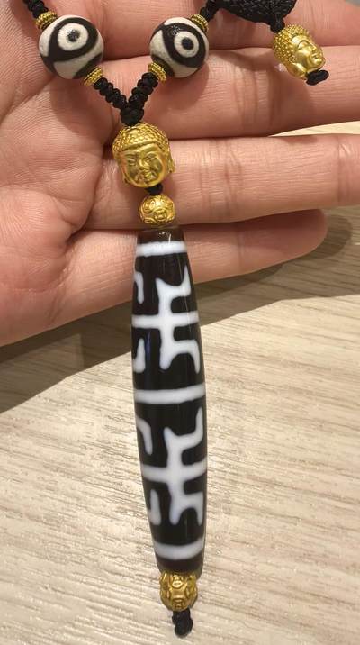 尼泊尔无界莲师法器天珠
​品相如图 线条流畅清晰 料子糯感十足 图腾特殊 满风化钙化 风化包浆完美 油性十足 可见天然取药坑
配饰为纯金
​收藏级
尺寸:5.4*1.1cm
​