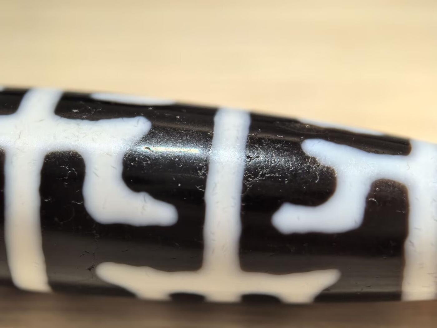 尼泊尔无界莲师法器天珠
​品相如图 线条流畅清晰 料子糯感十足 图腾特殊 满风化钙化 风化包浆完美 油性十足 可见天然取药坑
配饰为纯金
​收藏级
尺寸:5.4*1.1cm
​