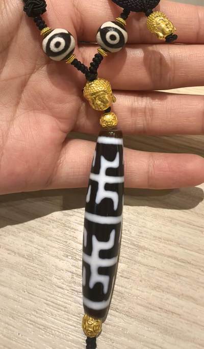 尼泊尔无界莲师法器天珠
​品相如图 线条流畅清晰 料子糯感十足 图腾特殊 满风化钙化 风化包浆完美 油性十足 可见天然取药坑
配饰为纯金
​收藏级
尺寸:5.4*1.1cm
​