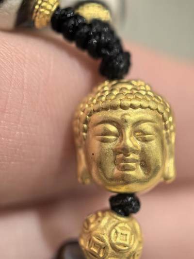 尼泊尔无界莲师法器天珠
​品相如图 线条流畅清晰 料子糯感十足 图腾特殊 满风化钙化 风化包浆完美 油性十足 可见天然取药坑
配饰为纯金
​收藏级
尺寸:5.4*1.1cm
​