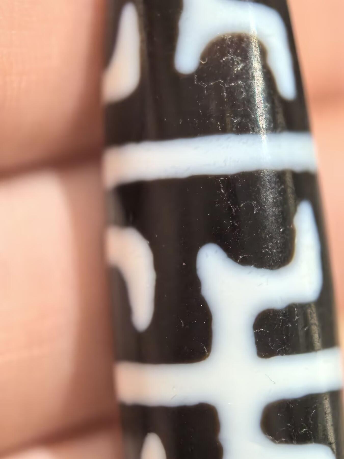 尼泊尔无界莲师法器天珠
​品相如图 线条流畅清晰 料子糯感十足 图腾特殊 满风化钙化 风化包浆完美 油性十足 可见天然取药坑
配饰为纯金
​收藏级
尺寸:5.4*1.1cm
​