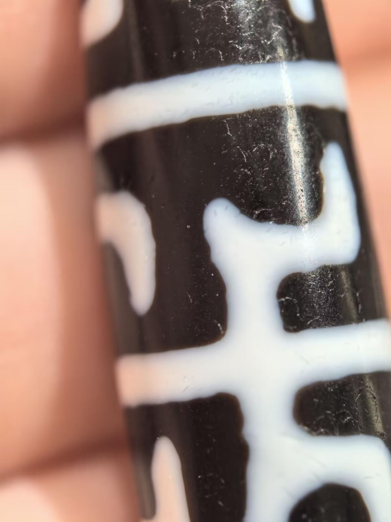 尼泊尔无界莲师法器天珠
​品相如图 线条流畅清晰 料子糯感十足 图腾特殊 满风化钙化 风化包浆完美 油性十足 可见天然取药坑
配饰为纯金
​收藏级
尺寸:5.4*1.1cm
​