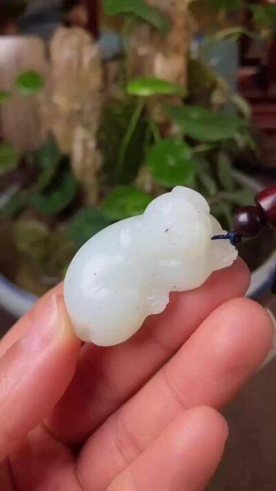 证书编号1161  天然新疆玉龙喀什河青花籽料和田玉一级白点墨苏工生肖狗吊坠 42乘22 厚19 无裂杂无水线 结构细腻 密度过灯脂粉足 料子老熟油疙瘩 白糯肉细小油膏 配羊脂玉证书 以玉传家 可以十代 市价八九千