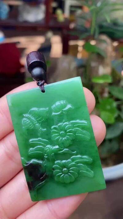 证书编号0420 天然七号矿黑皮老料老坑俄碧玉阳绿莲花蝶恋花牌吊坠 49乘34 厚6 无裂杂极少黑点 结构细腻莹润 买到赚到 传家好物 人养玉三年 玉养人一生 外面一件好几千