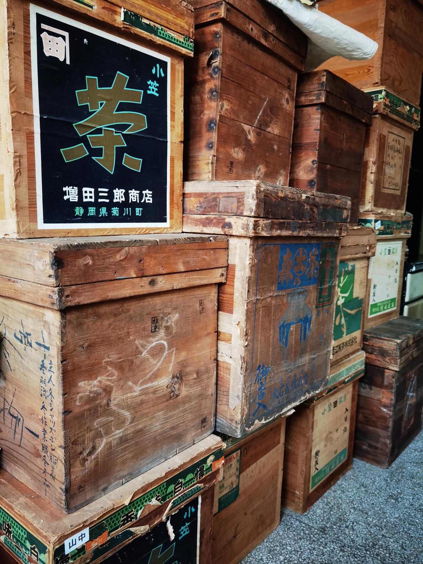民国时期的老茶箱，里面装着百年前的帐本。