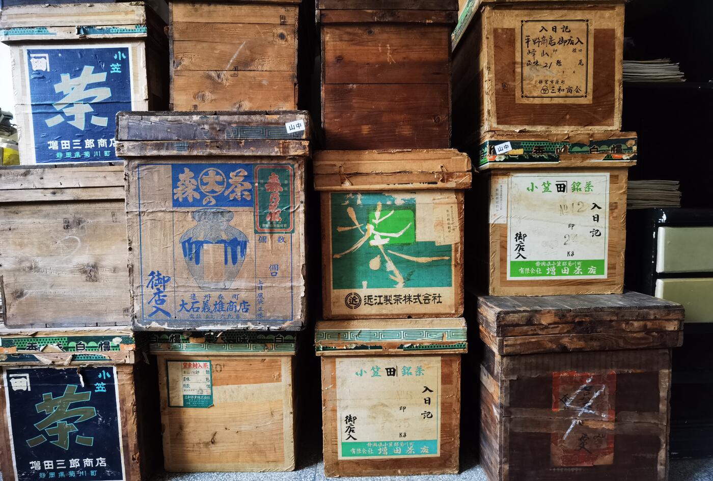 民国时期的老茶箱，里面装着百年前的帐本。