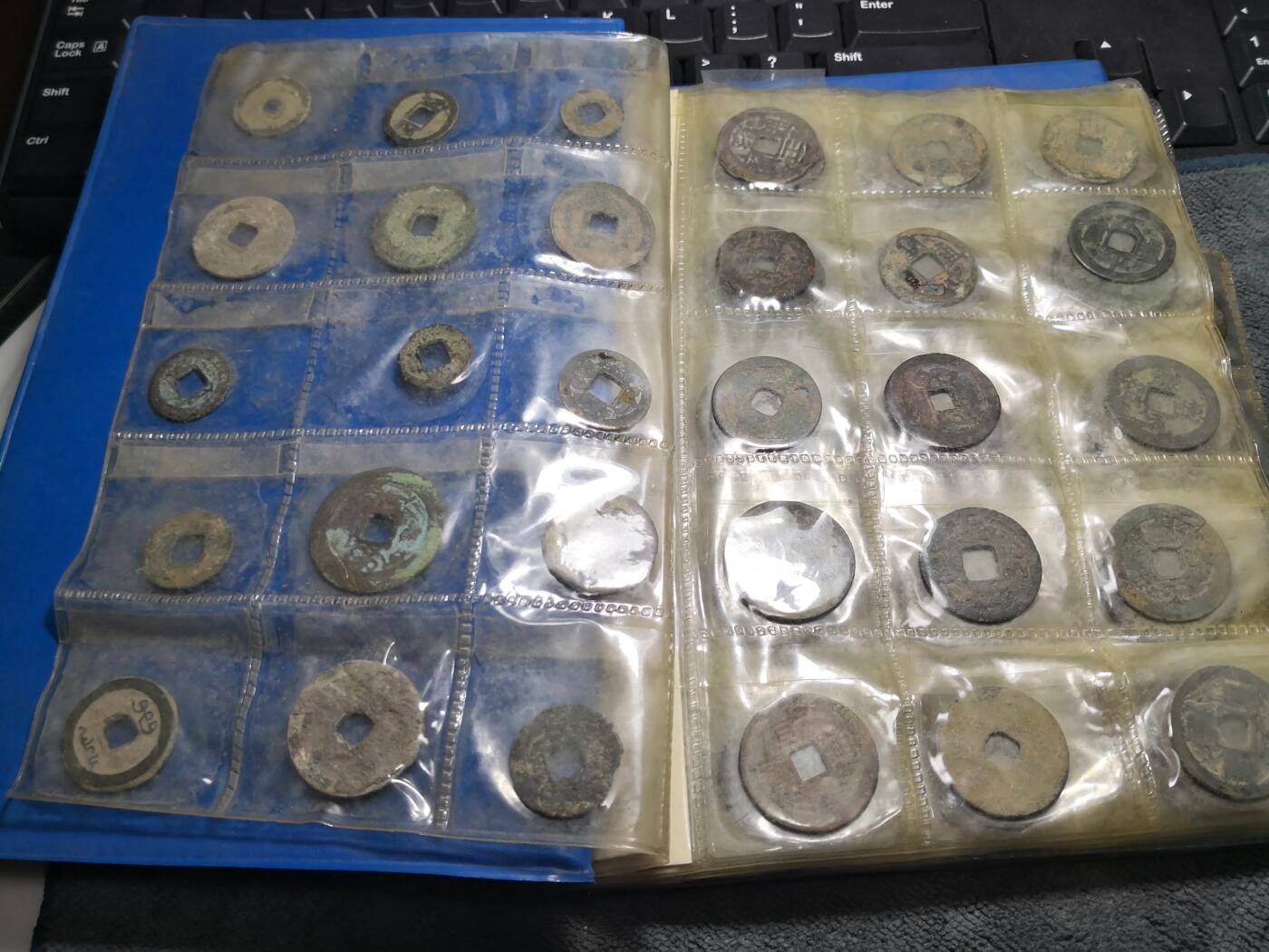        这是三十年的钱币册，里面装的铜钱和铜板，大多是我上小学的时候，在我老家～珠溪古镇串场河边上捡到的。
       现在翻开看是满满的回忆！放学回家走在河边上，边走边看，布底鞋都湿了～～～