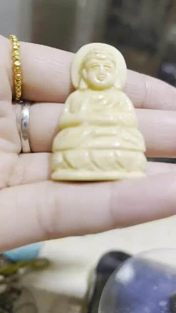 清代骨雕大日如来佛，尺寸:4.3*2.7cm
