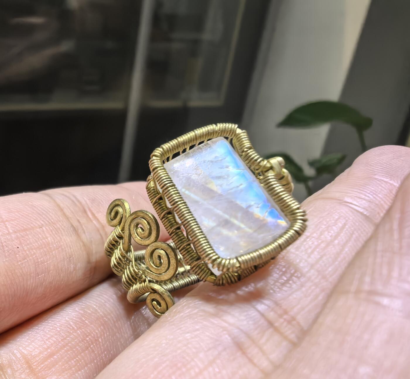 来自委内瑞拉国际友人手工绕丝工艺，月光石戒指，个性复古，指圈可调节！裸石尺寸:1.6*1.1cm
