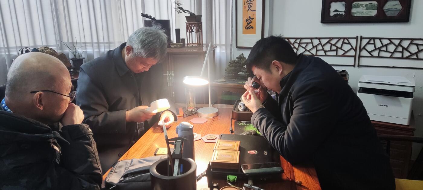 品茗赏泉～今天是我们品泉堂 2025 年春节后第一场活动。
        国内花钱研究专家～童骋老师，银元学术名人～何尉华先生，都带着特色藏品讲解交流。