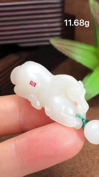 【马到成功】11.68g，一级白新疆和田玉作品，玉质油润，脂粉感十足，立体工艺马儿灵动可爱，海派名家作品，有款证全套包装！