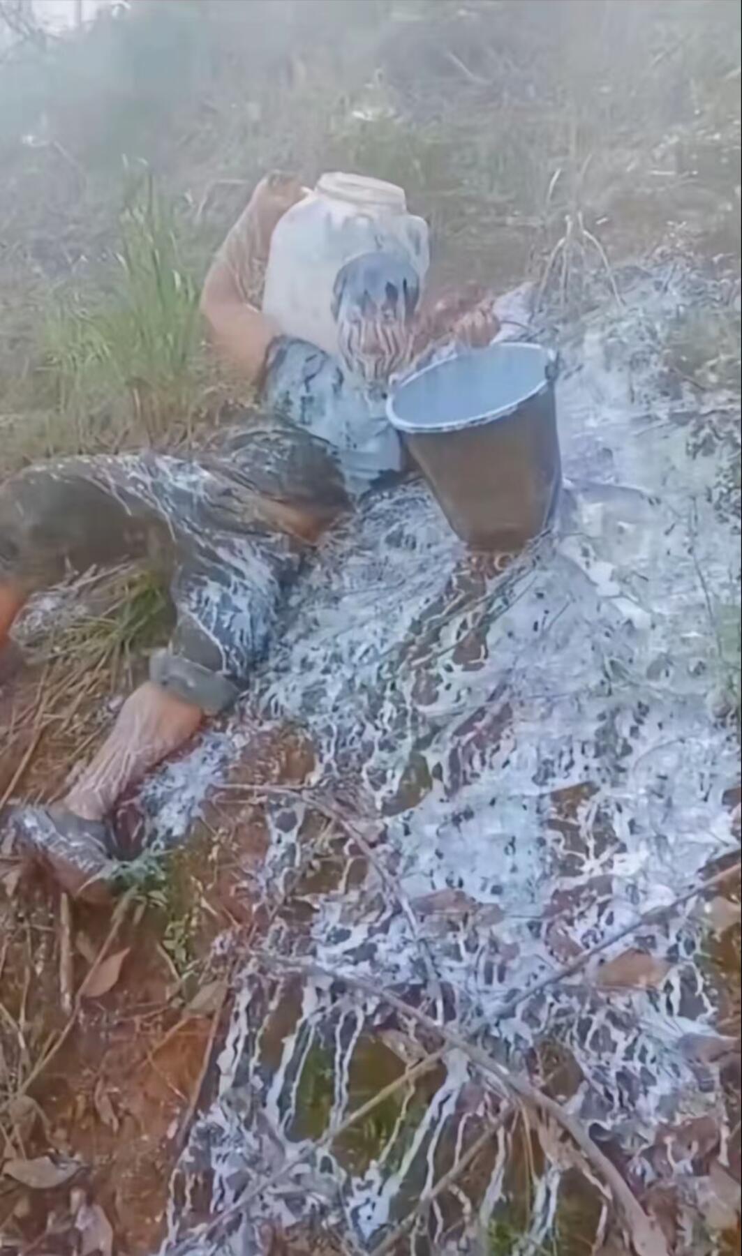 泪水打湿猪脚饭，胶水倒身剃亮蛋