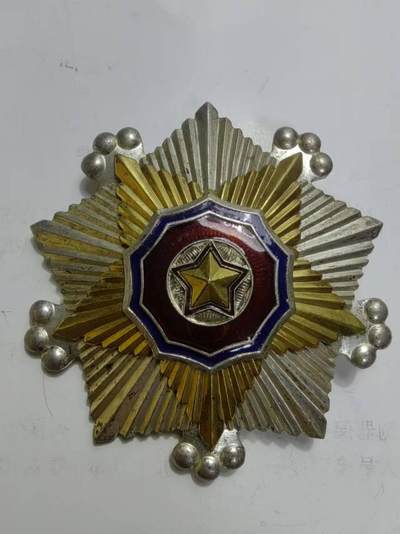 朝鲜像章勋章我很喜欢的一些藏品