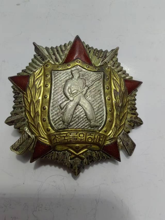朝鲜像章勋章我很喜欢的一些藏品