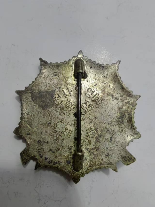朝鲜像章勋章我很喜欢的一些藏品