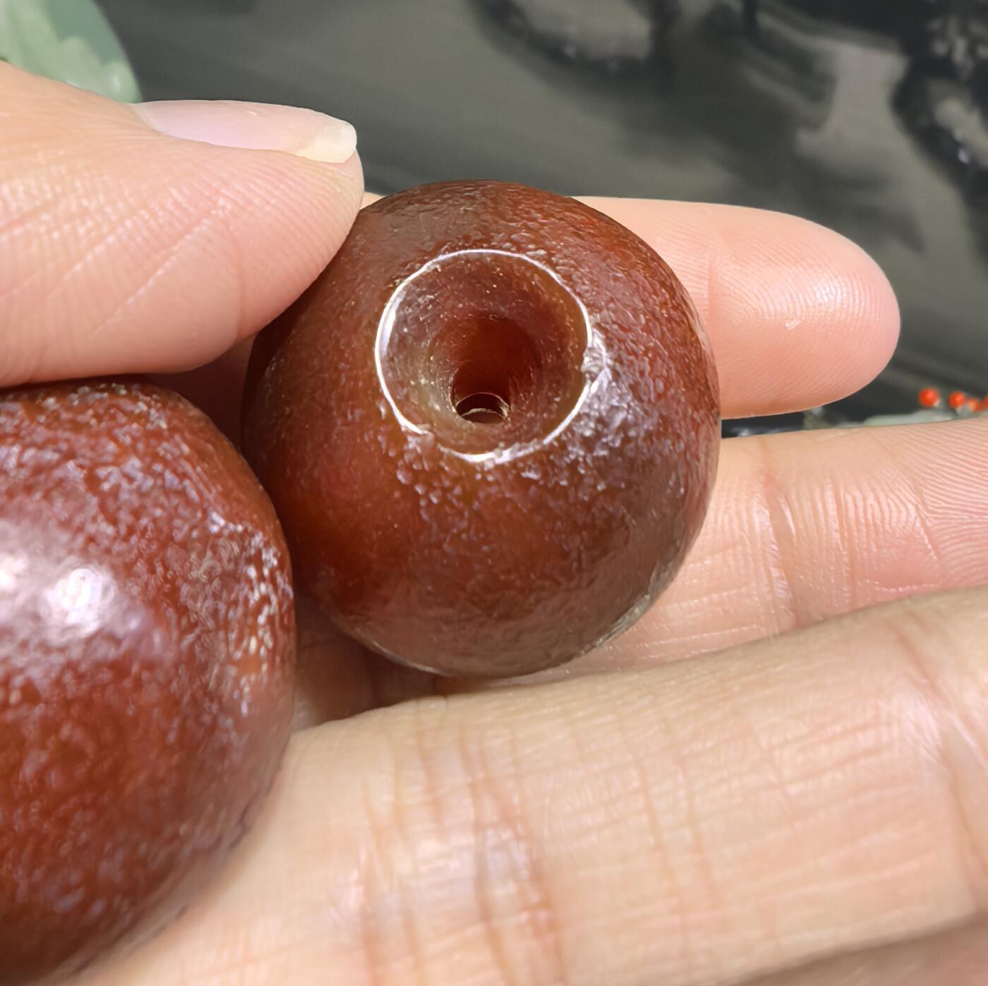 旧藏老玛瑙糖球一对，包浆浑厚，可见风化纹等，尺寸约为:2.5*2.4cm