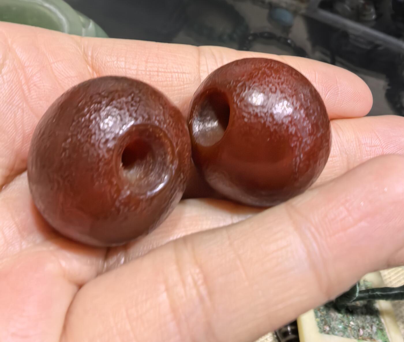 旧藏老玛瑙糖球一对，包浆浑厚，可见风化纹等，尺寸约为:2.5*2.4cm