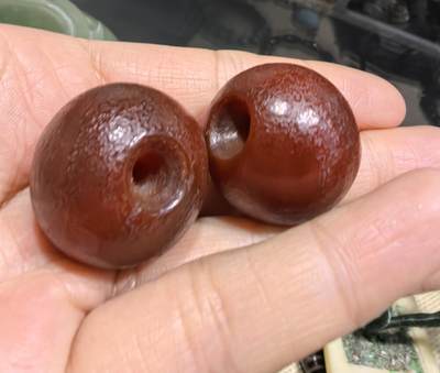 旧藏老玛瑙糖球一对，包浆浑厚，可见风化纹等，尺寸约为:2.5*2.4cm