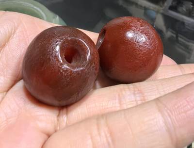 旧藏老玛瑙糖球一对，包浆浑厚，可见风化纹等，尺寸约为:2.5*2.4cm