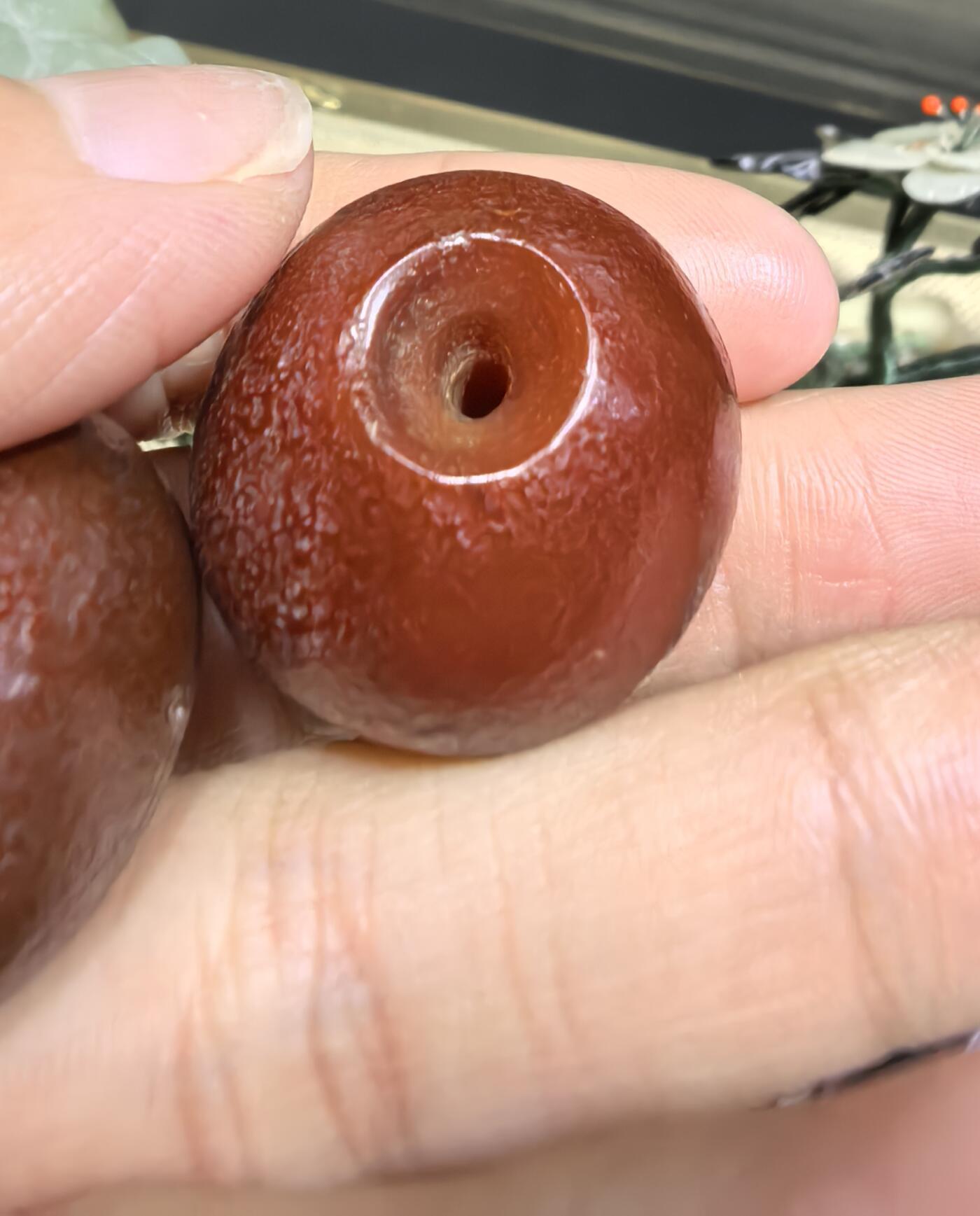 旧藏老玛瑙糖球一对，包浆浑厚，可见风化纹等，尺寸约为:2.5*2.4cm