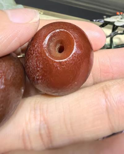 旧藏老玛瑙糖球一对，包浆浑厚，可见风化纹等，尺寸约为:2.5*2.4cm
