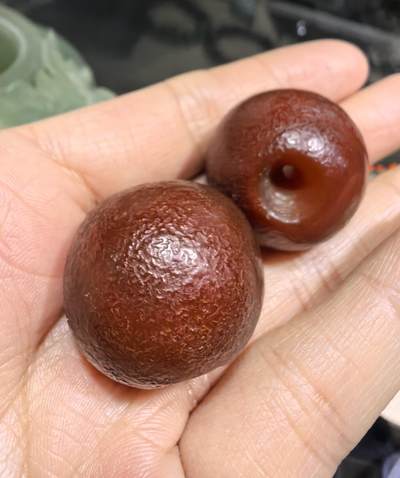 旧藏老玛瑙糖球一对，包浆浑厚，可见风化纹等，尺寸约为:2.5*2.4cm