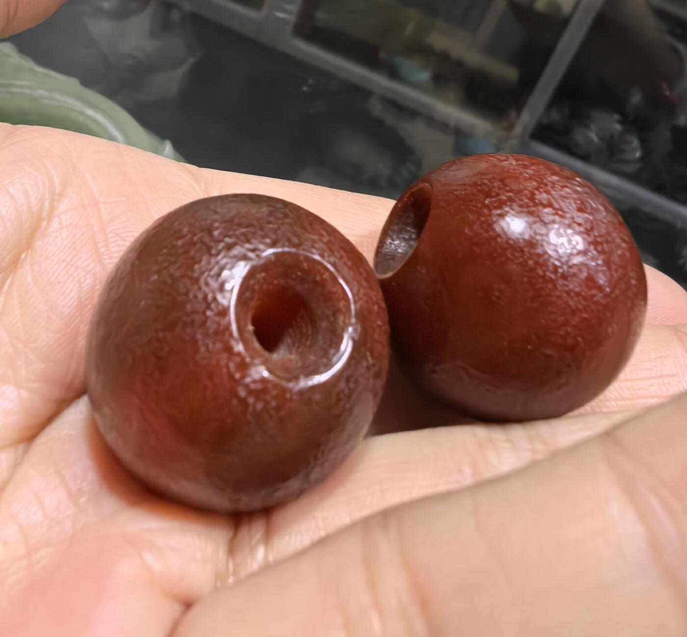 旧藏老玛瑙糖球一对，包浆浑厚，可见风化纹等，尺寸约为:2.5*2.4cm