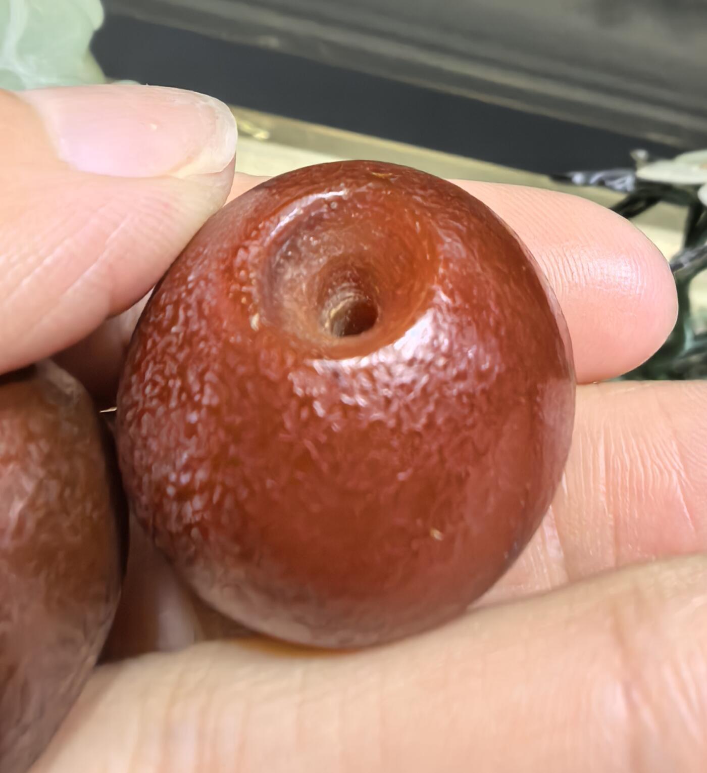 旧藏老玛瑙糖球一对，包浆浑厚，可见风化纹等，尺寸约为:2.5*2.4cm