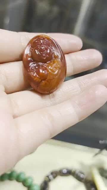 十年前老坑口料，精雕南红弥勒佛，满肉，丰富的柿子红加锦红，天然水纹，馈赠最佳伴手礼。尺寸:3.3*2.5*1.4cm克重:16.5g