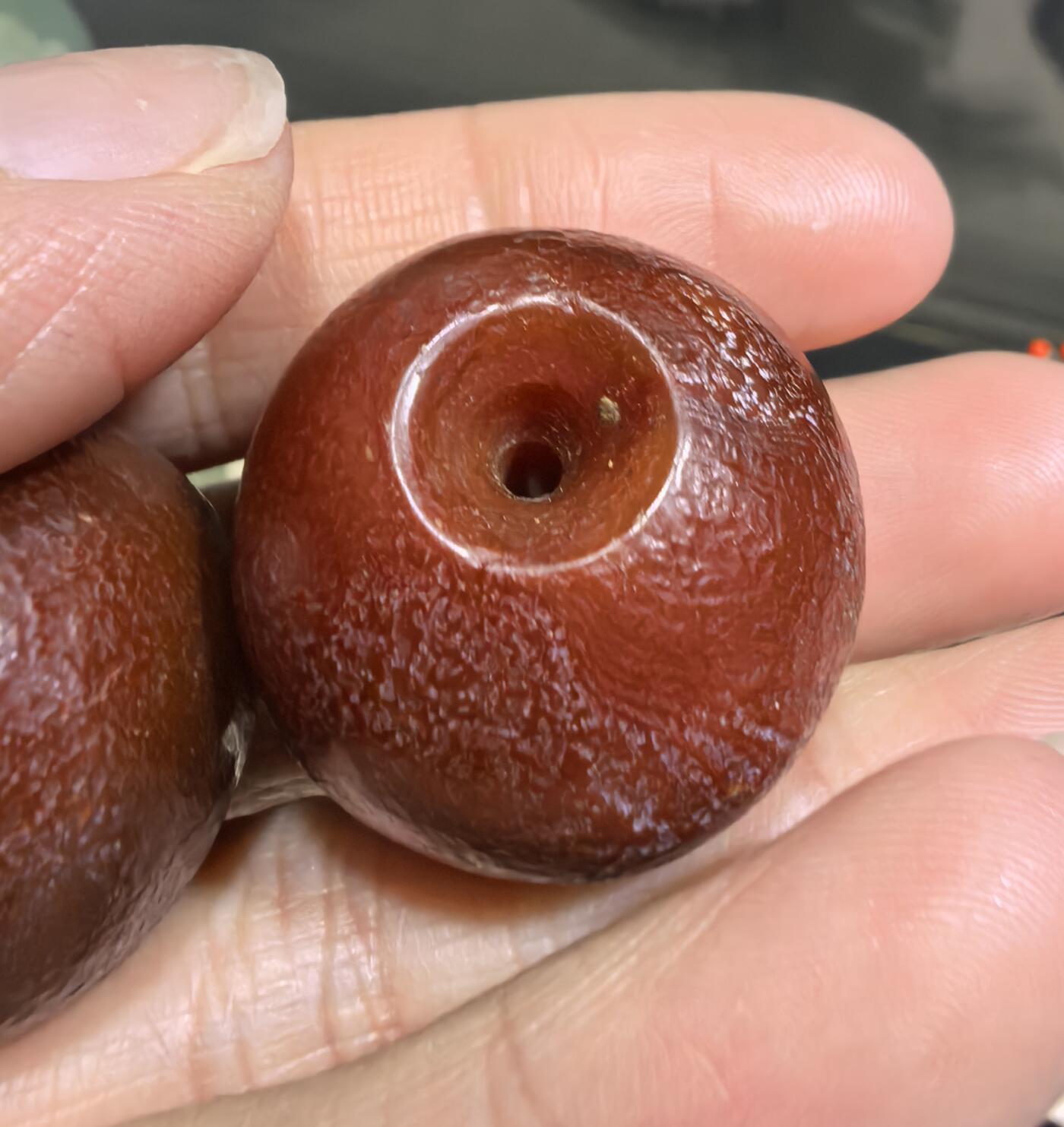 旧藏老玛瑙糖球一对，包浆浑厚，可见风化纹等，尺寸约为:2.5*2.4cm