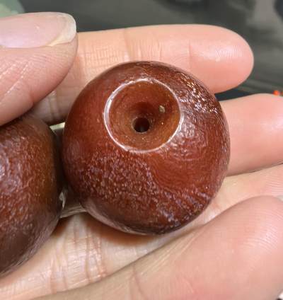 旧藏老玛瑙糖球一对，包浆浑厚，可见风化纹等，尺寸约为:2.5*2.4cm