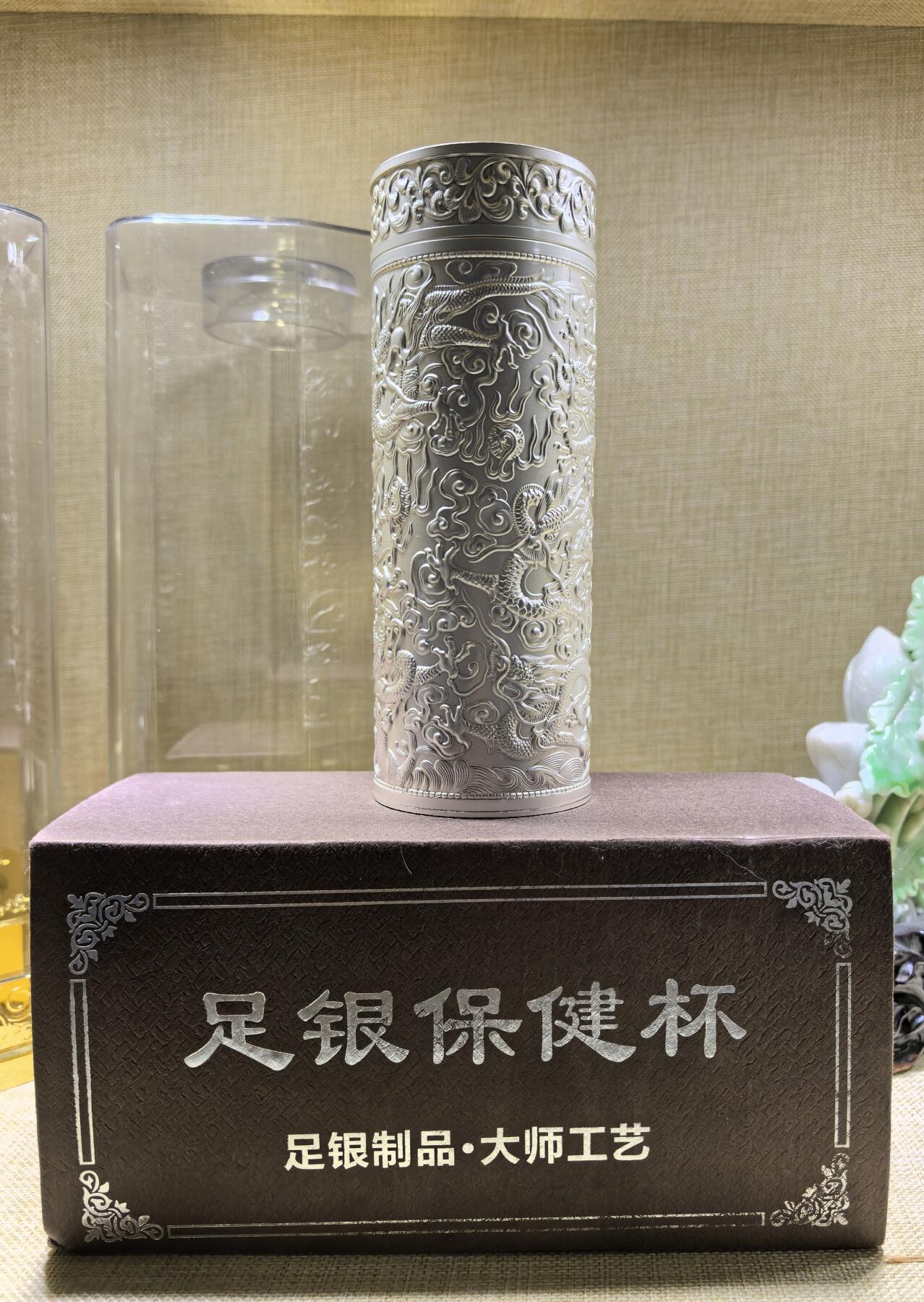手工簪刻九龙戏珠足银保健杯全新未使用尺寸:18.2*6.6cm克重:545.8g
