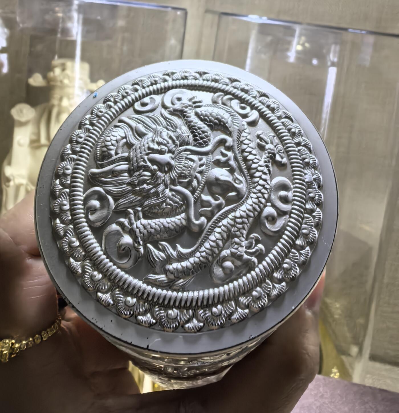 手工簪刻九龙戏珠足银保健杯全新未使用尺寸:18.2*6.6cm克重:545.8g