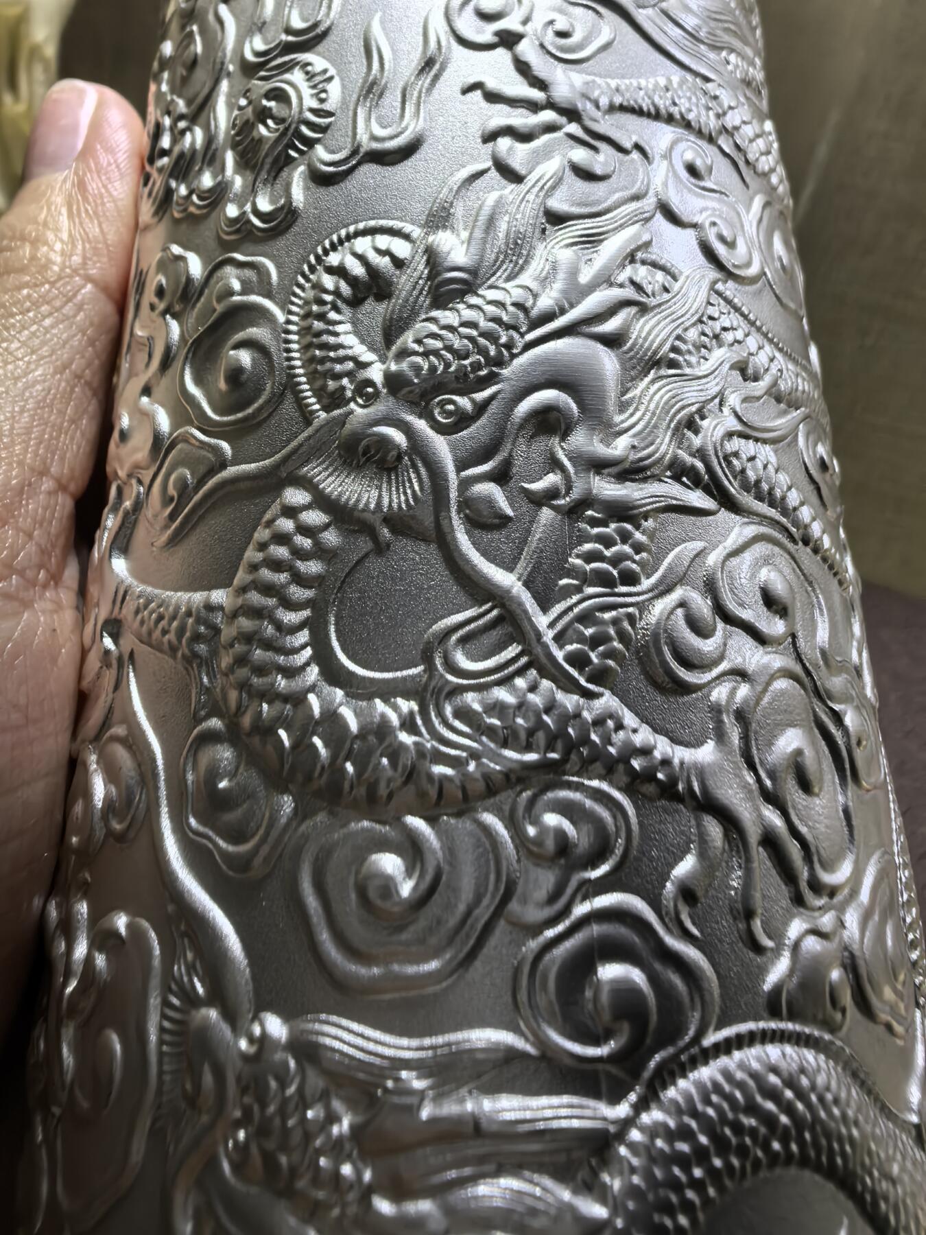 手工簪刻九龙戏珠足银保健杯全新未使用尺寸:18.2*6.6cm克重:545.8g