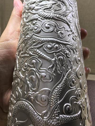 手工簪刻九龙戏珠足银保健杯全新未使用尺寸:18.2*6.6cm克重:545.8g