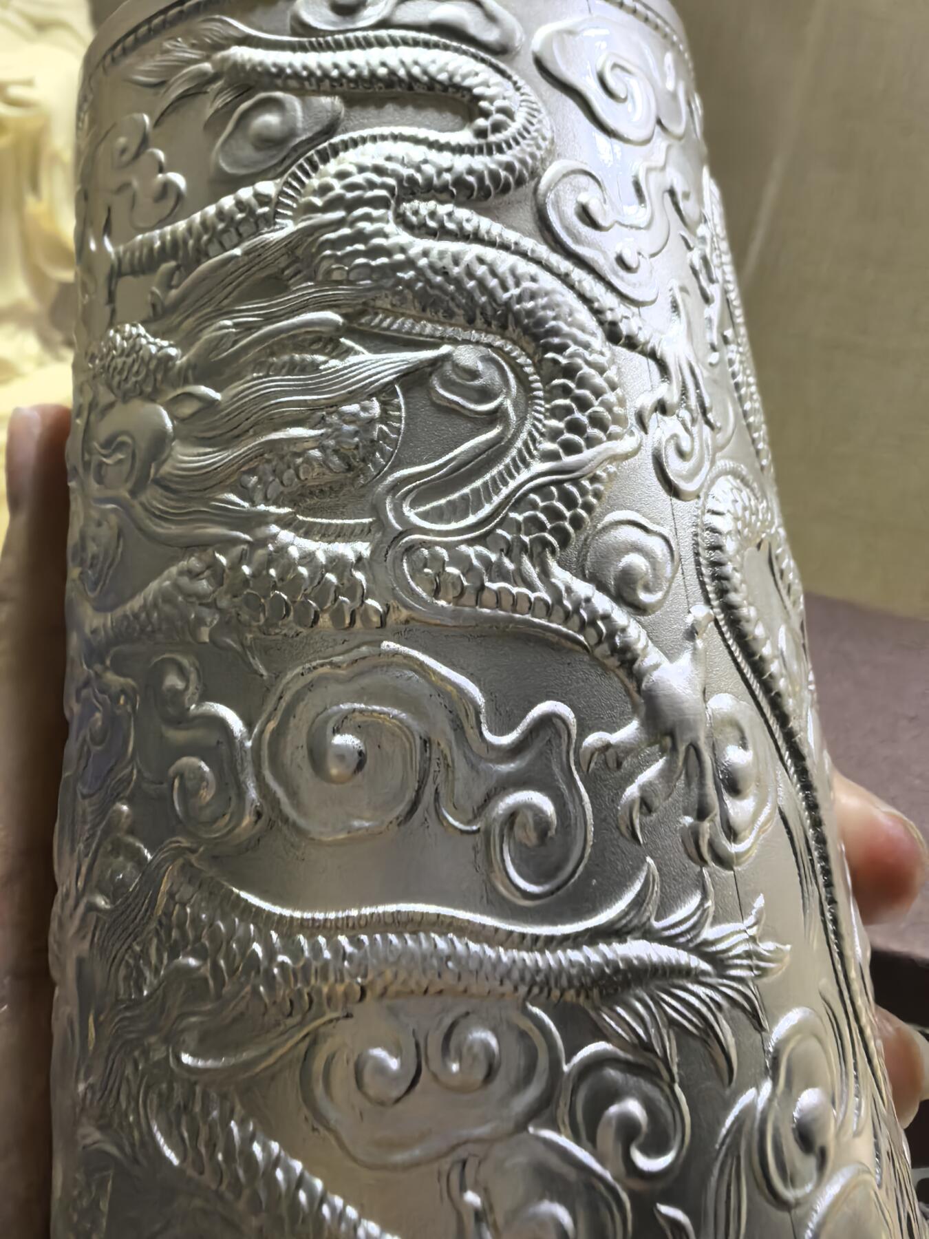 手工簪刻九龙戏珠足银保健杯全新未使用尺寸:18.2*6.6cm克重:545.8g
