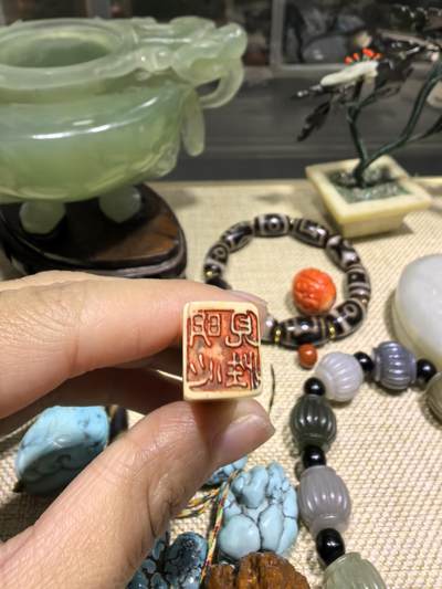 旧藏老印章，一侧顶边已笑，品相如图，尺寸:6.3*1.1*1.0cm克重:11.8g