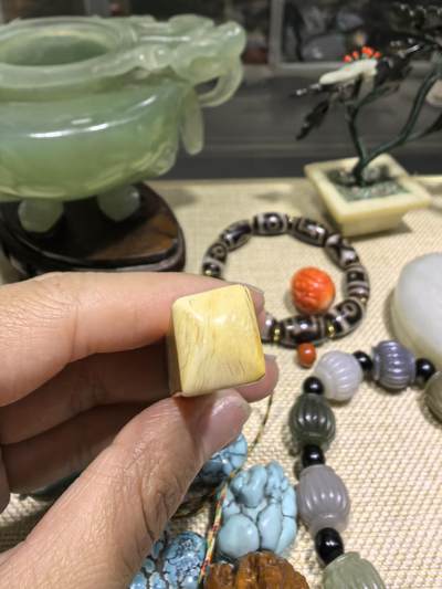 旧藏老印章，一侧顶边已笑，品相如图，尺寸:6.3*1.1*1.0cm克重:11.8g