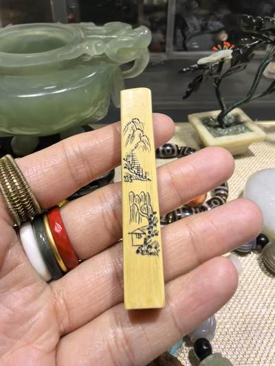旧藏老印章，一侧顶边已笑，品相如图，尺寸:6.3*1.1*1.0cm克重:11.8g