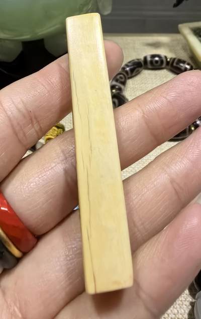 老猛犸印章，可见天然微笑，尺寸:6.0*1.0*1.1cm克重:10.6g
