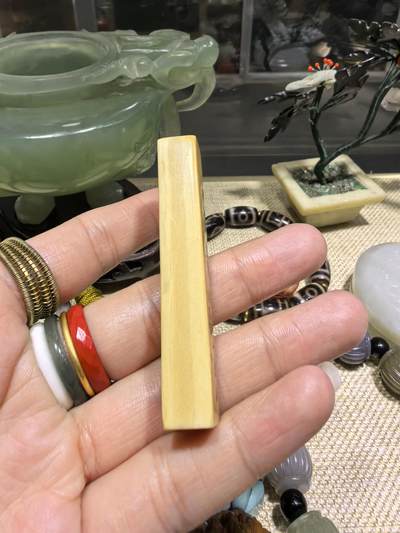 旧藏老印章，一侧顶边已笑，品相如图，尺寸:6.3*1.1*1.0cm克重:11.8g