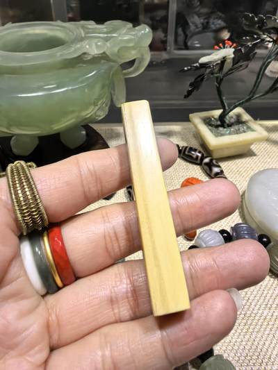 旧藏老印章，一侧顶边已笑，品相如图，尺寸:6.3*1.1*1.0cm克重:11.8g