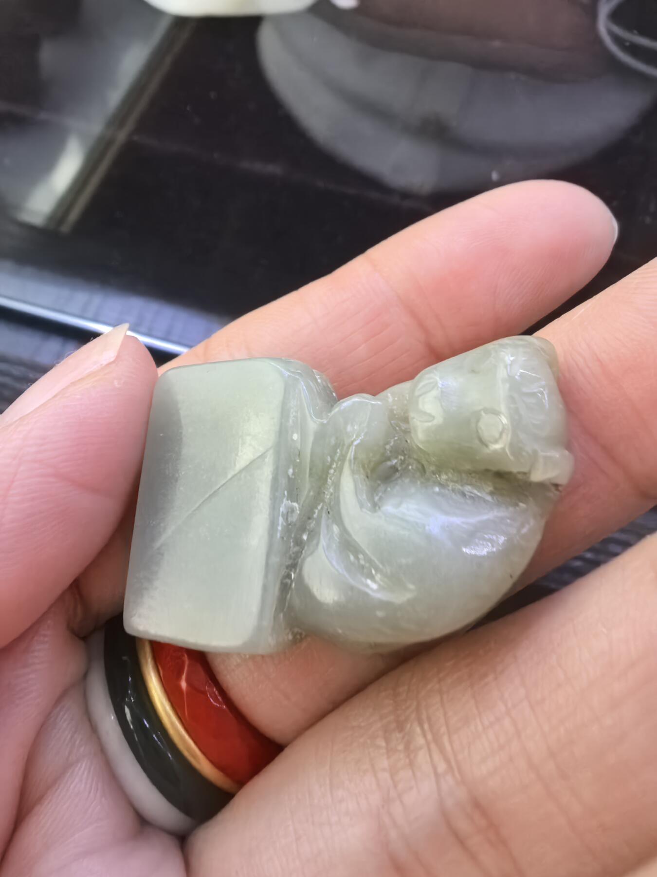 旧藏和田玉手工雕刻灵猴印章，尺寸:3.3*2.0*1.0cm克重:12.7cm
