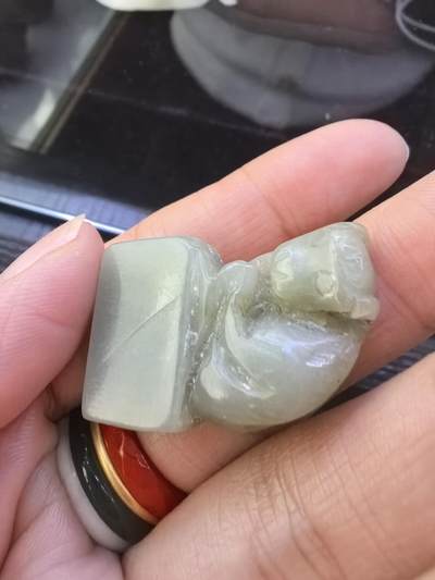 旧藏和田玉手工雕刻灵猴印章，尺寸:3.3*2.0*1.0cm克重:12.7cm