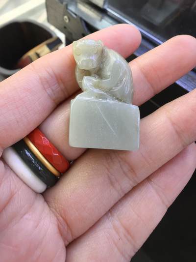 旧藏和田玉手工雕刻灵猴印章，尺寸:3.3*2.0*1.0cm克重:12.7cm