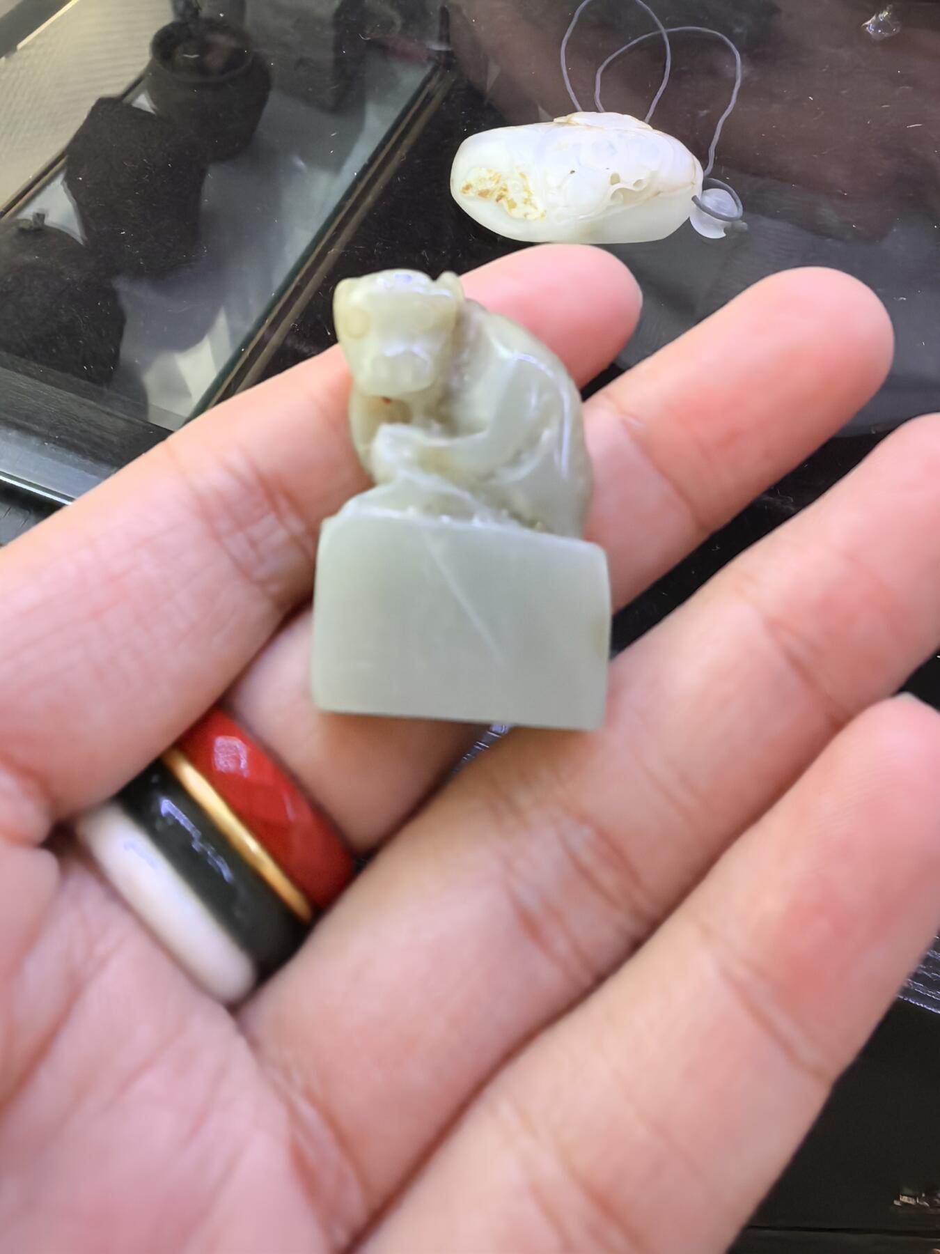 旧藏和田玉手工雕刻灵猴印章，尺寸:3.3*2.0*1.0cm克重:12.7cm