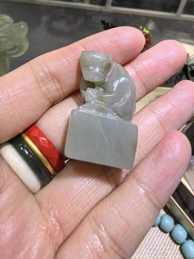 旧藏和田玉手工雕刻灵猴印章，尺寸:3.3*2.0*1.0cm克重:12.7cm